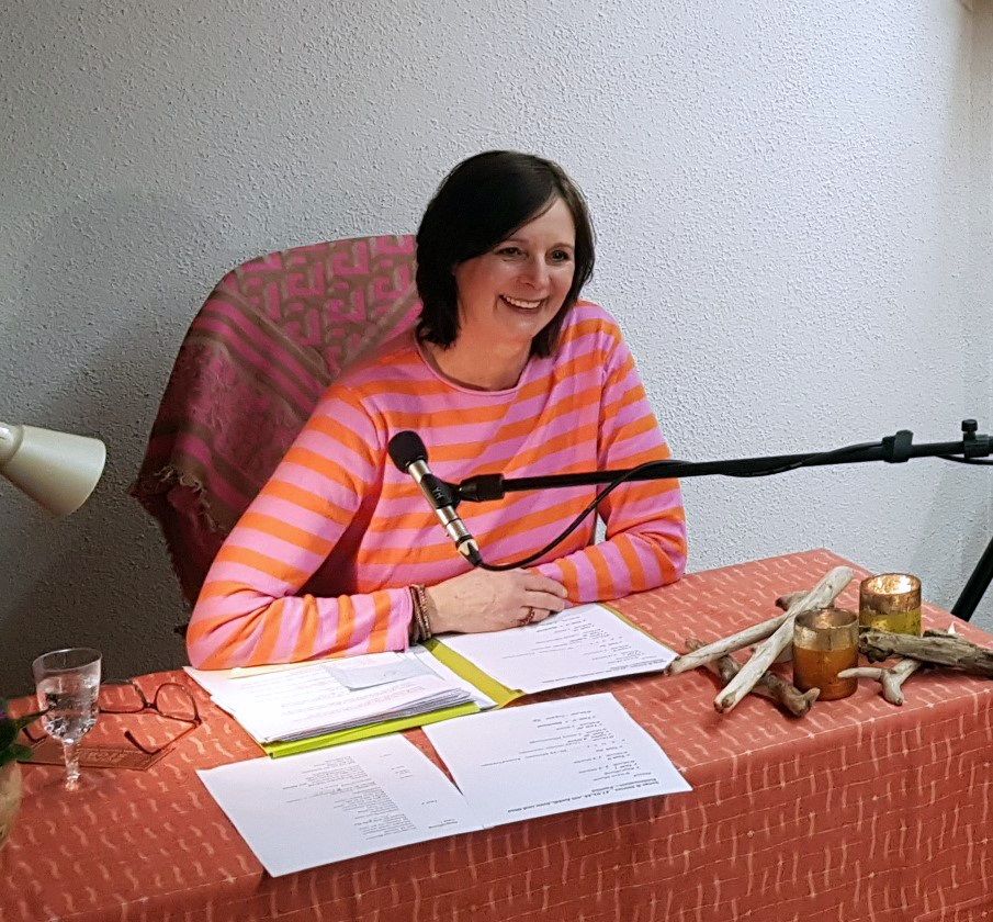 Gina Fritz am Tisch