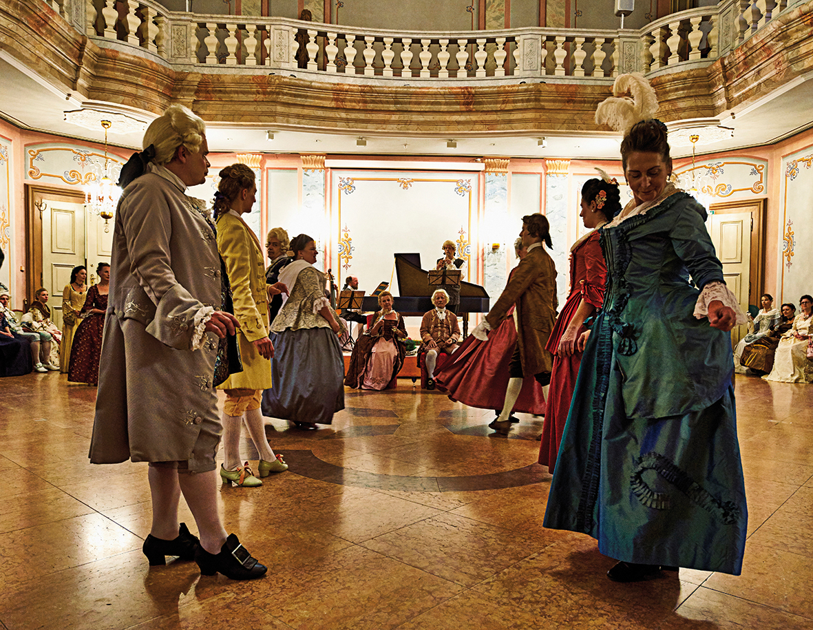 Anlässlich des 350. Geburtstages von Markgräfin Sibylla Augusta bietet das Rastatter Stadtmuseum einen Barocktanz-Schnupperworkshop an. Foto: © wirkstatt e.V. – Forum für Erlebenskunst Menschen tanzen in Barockkostümen