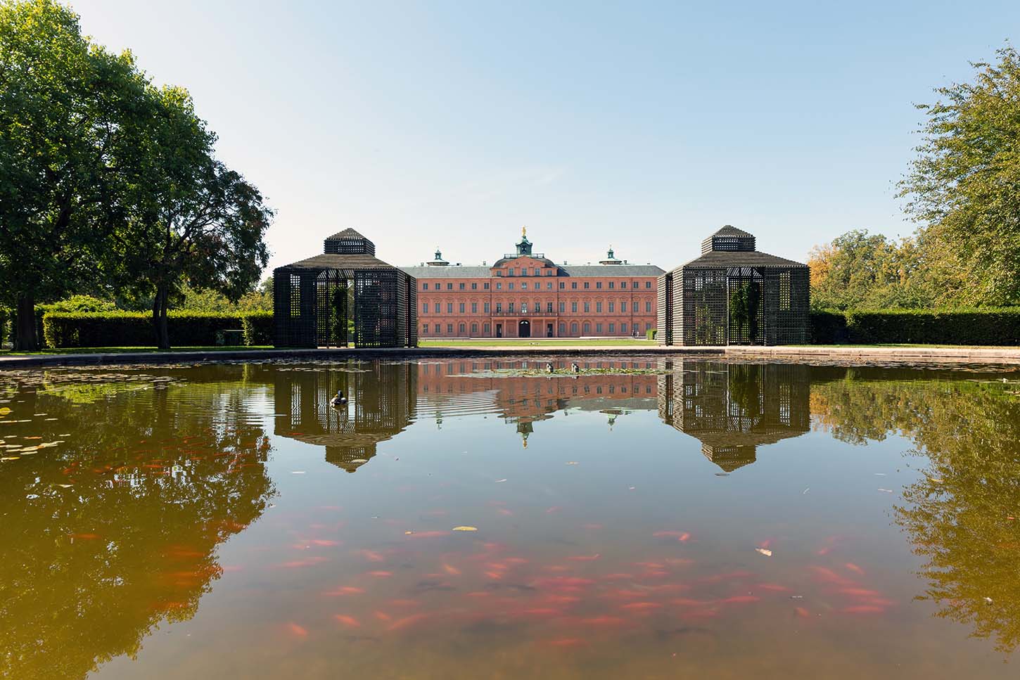 Château de Rastatt avec étang dans le jardin du château