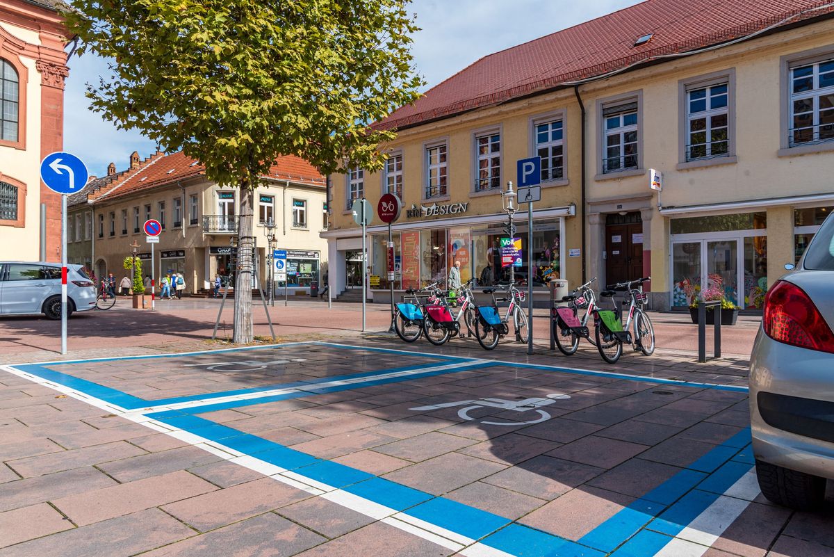 Behindertenparkplatz vor einem Geschäft