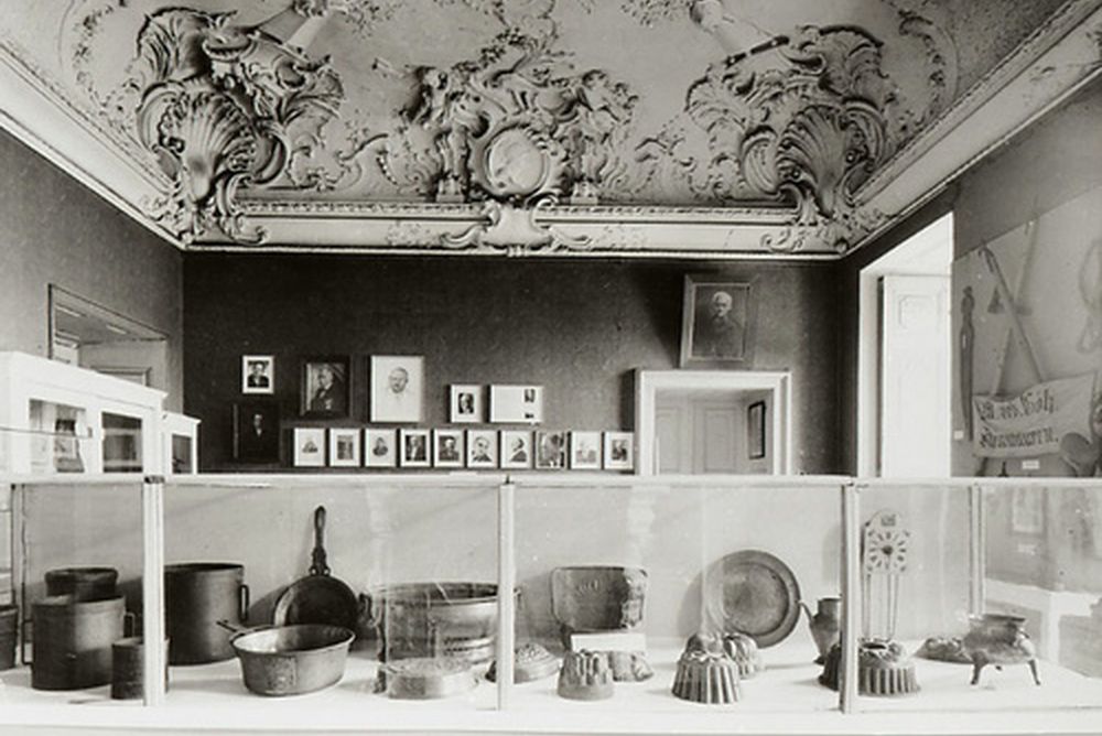 Historical photo: Room in the Rastatt Residence Palace with exhibits.