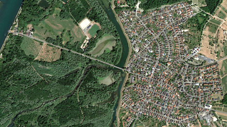 Vue aérienne de Plittersdorf avec des champs et des maisons