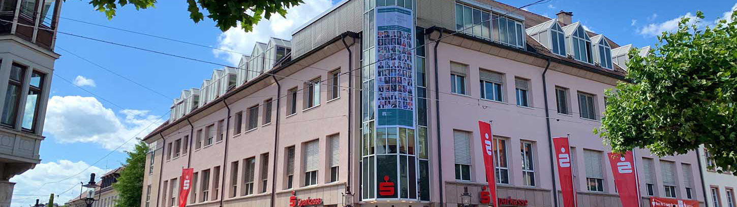 Bannière avec les supporters de l'exposition horticole de Rastatt à la tour de la Sparkasse