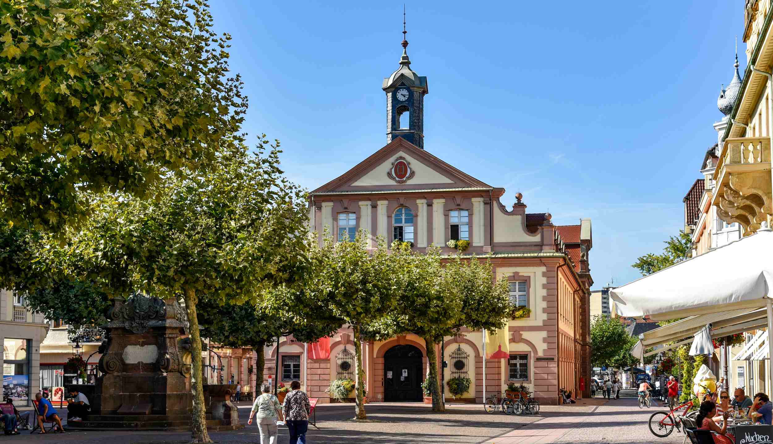 Hôtel de ville historique avec place du marché à Rastatt