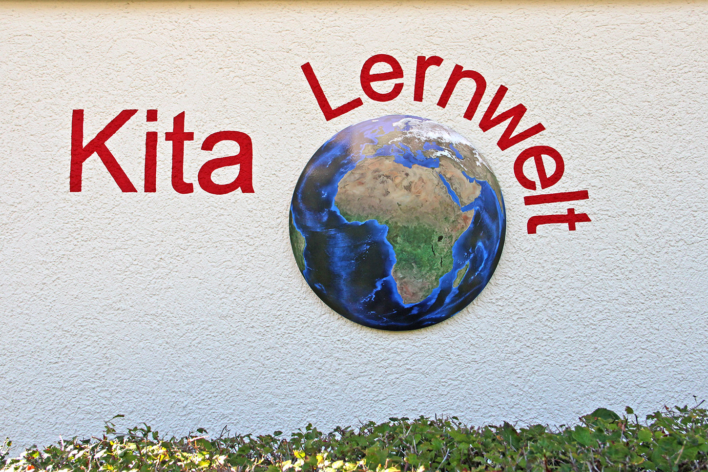 Kita Lernwelt. Schriftzug an der Hauswand