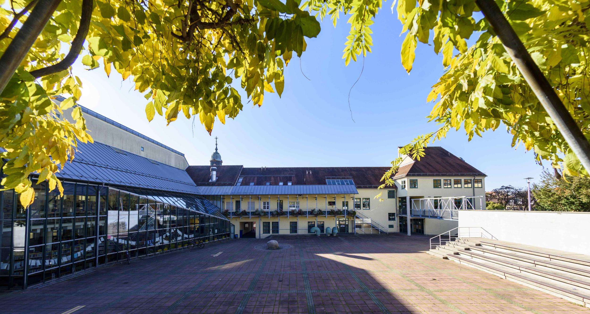 leerer Platz mit Musikschule und Kulturforum im Hintergrund