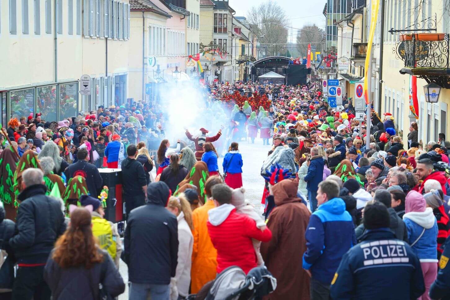 Menschen feiern Fastnacht